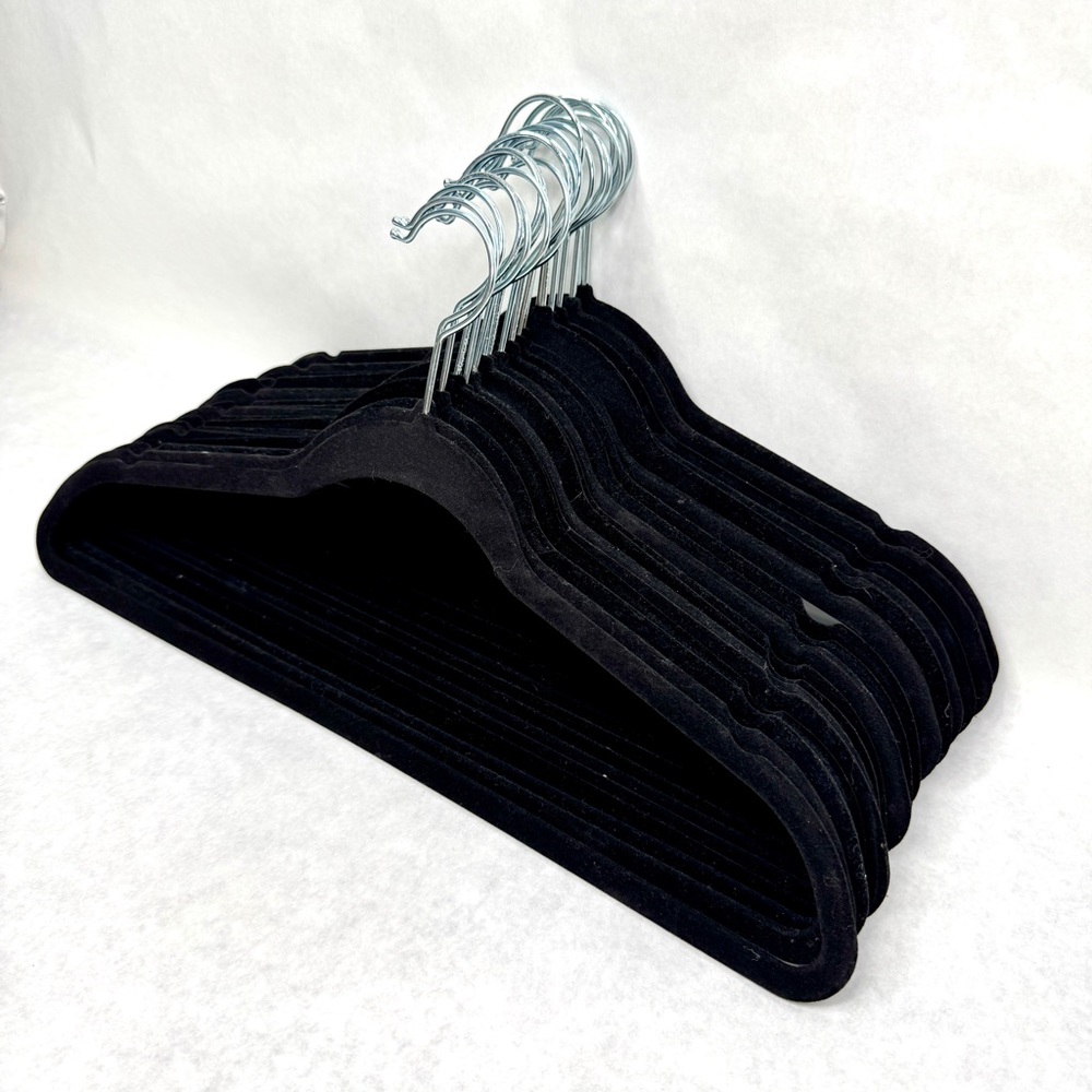 Lot of 30 Black Velvet Flocked Hangers - Picture 2 of 5